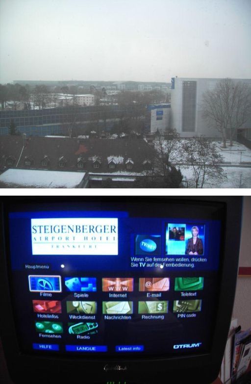 Steigenberger Airport Hotel, Frankfurt am Main, Deutschland, Ausblick aus dem Zimmer Richtung Flughafen und Menü vom Fernseher mit Internetzugang