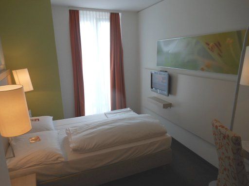 H+ Hotel München (ehemals Treff Hotel München City Centre), Deutschland, Zimmer 407 mit Doppelbett, großem Fenster und Flachbildfernseher
