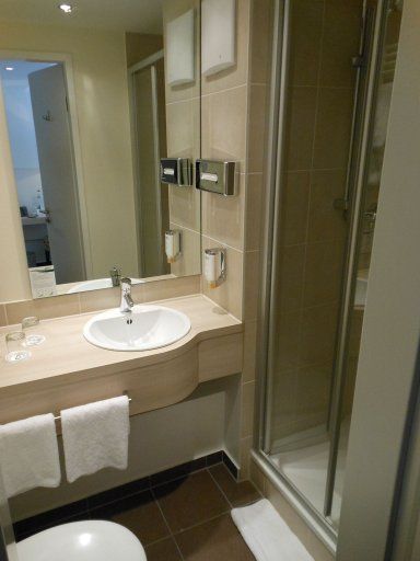 H+ Hotel München (ehemals Treff Hotel München City Centre), Deutschland, Bad mit WC, Waschtisch und Dusche