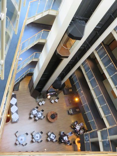 Wyndham® Hannover Atrium, Deutschland, Atrium mit zwei gläsernden Aufzügen