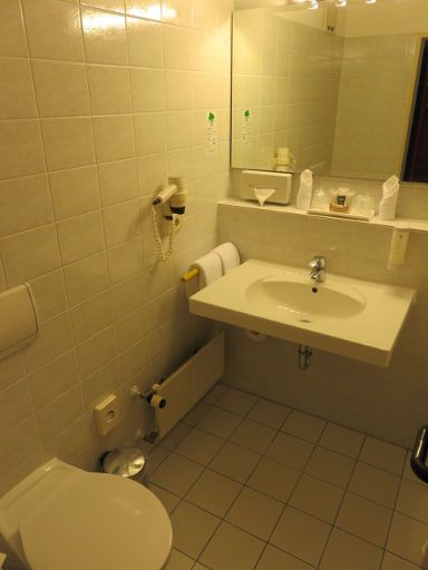 Wyndham® Hannover Atrium, Deutschland, Bad mit WC und Waschbecken