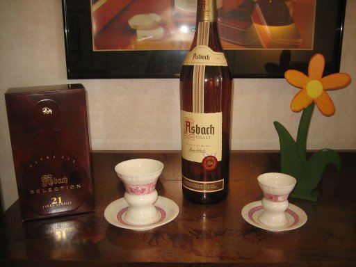 Asbach(R), Rüdesheim am Rhein, Deutschland, Ladengeschäft mit Asbach Selection und Kaffee Tassen