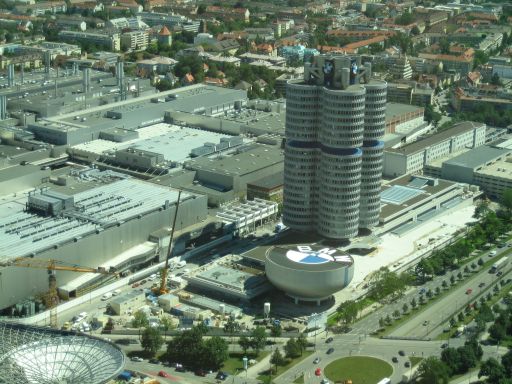 BMW Welt, Museum und Werkführung, München, Deutschland, BMW Werk und Hochhaus, Ansicht vom Olympiaturm