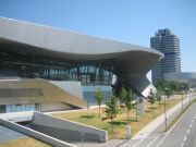 BMW Welt, Museum und Werkführung, München, Deutschland, BMW Welt, im Hintergrund das BMW Hochhaus