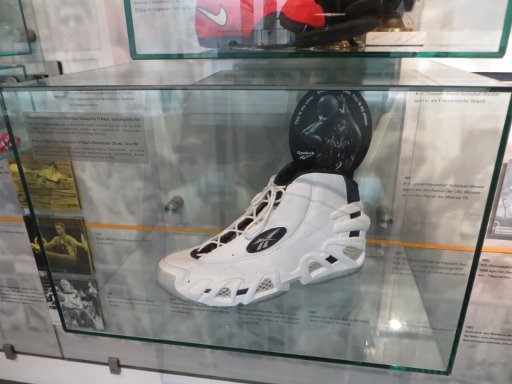 Deutsches Sport & Olympia Museum, Köln, Deutschland, Basketballschuh Größe 59 von Shaquille O’Neal