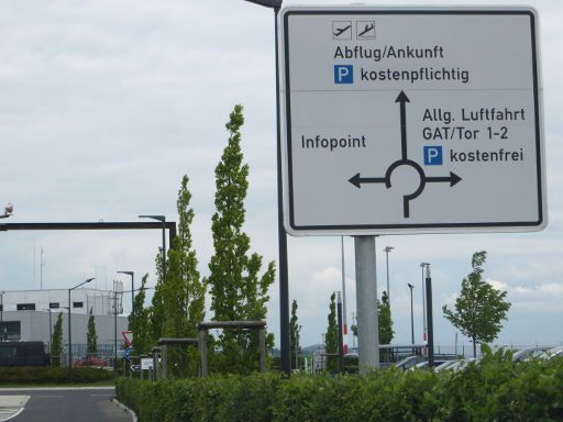 Kassel, Deutschland, Flughafen KSF Airport, Hinweisschild kostenlose und kostenpflichtige Parkplätze