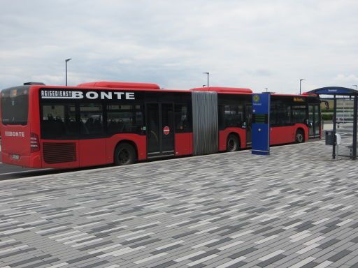 Kassel, Deutschland, Flughafen KSF Airport, Bushaltestelle direkt vor dem Terminal