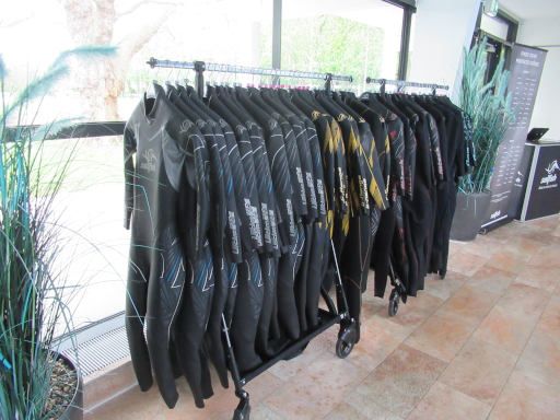 sailfish Swim Tour 2026, K&ouml;ln, Deutschland, Neoprenanz&uuml;ge verschiedener Gr&ouml;&szlig;en