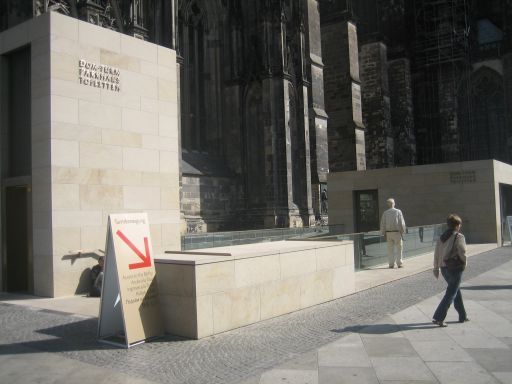 Kölner Dom, Deutschland, Eingang zur Dombesteigung , Toiletten und Parkhaus