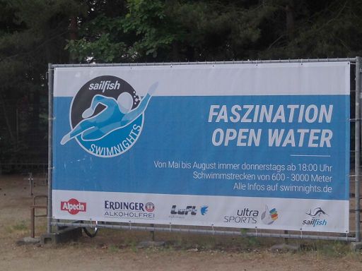 Langen, Deutschland, Sailfish Swimnights Open Water 2017, Werbetafel vor Ort am Langener Waldsee