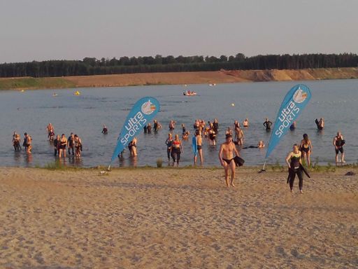 Langen, Deutschland, Sailfish Swimnights Open Water 2017, die letzten im Ziel