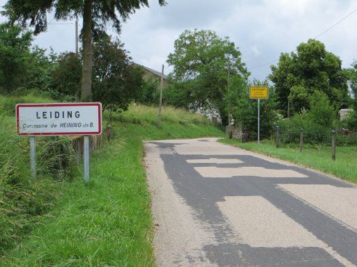 Leidingen, Deutschland und Leiding Frankreich, Ortseingang Schilder Frankreich links Deutschland rechts