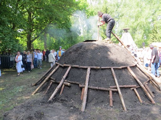 Liebenberg, Deutschland, Schloss & Gut Liebenberg Köhlerfest, Kohlenmeiler