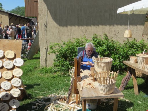 Liebenberg, Deutschland, Schloss & Gut Liebenberg Köhlerfest, Korbflechter