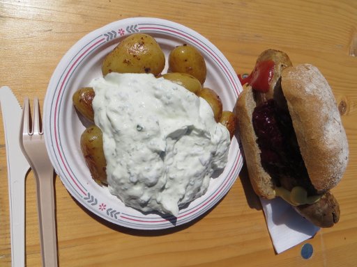 Liebenberg, Deutschland, Schloss & Gut Liebenberg Köhlerfest, Wildbratwurst mit Brötchen und Kartoffeln mit Kräuterquark