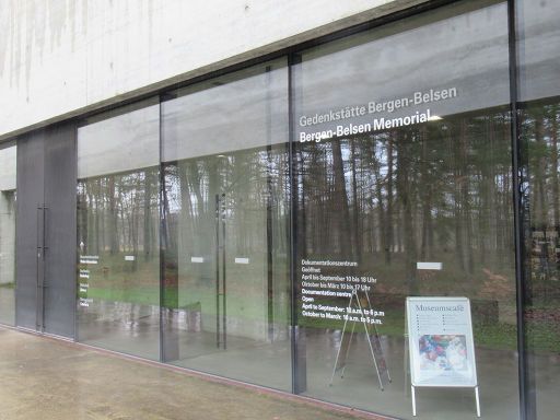 Gedenkstätte Bergen-Belsen, Lohheide, Deutschland, Eingang zur Ausstellung
