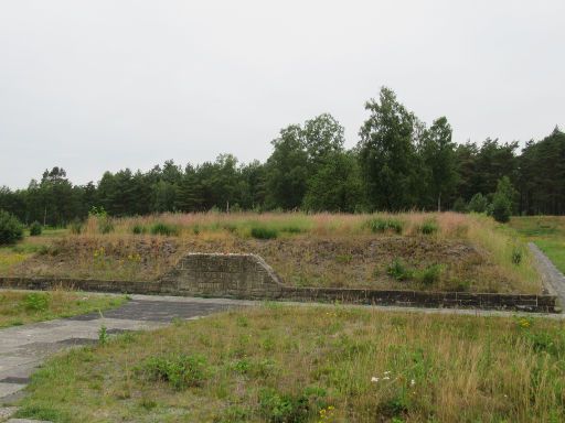 Gedenkstätte Bergen-Belsen, Lagergelände, Lohheide, Deutschland, Grab Hier ruhen 2500 Tote April 1945