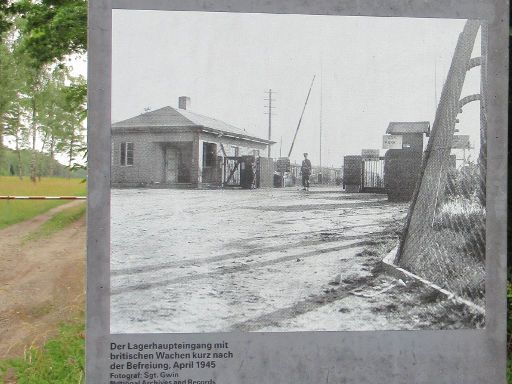 Gedenkstätte Bergen-Belsen, Lagergelände, Lohheide, Deutschland, Lagerhaupteingang nach der Befreiung 1945