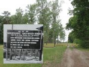 Gedenkstätte Bergen-Belsen, Lagergelände, Lohheide, Deutschland, Lagerhaupteingang nach der Befreiung 1945