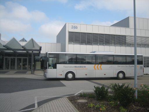 Mercedes–Benz Daimler LKW Werk Wörth, Bus vor dem Eingang zum Besucher Center