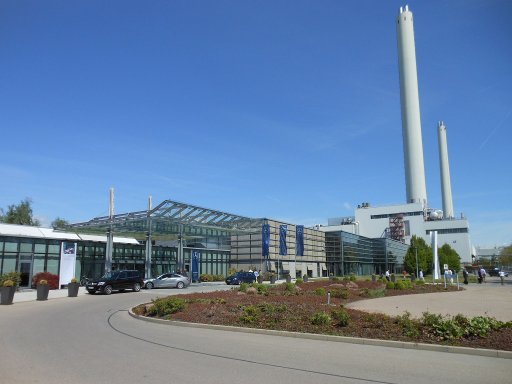 Mercedes–Benz PKW Werk Sindelfingen, Kundencenter im Hintergrund Heizkraftwerk