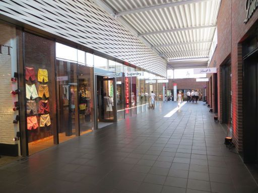 Metzingen, Deutschland, Outletcity, Passage mit Superdry