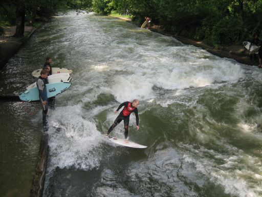 München, Deutschland, Wellenreiter auf dem Eisbach