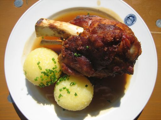 München, Deutschland, Oktoberfest 2007, Schweinshaxe mit 2 Knödeln