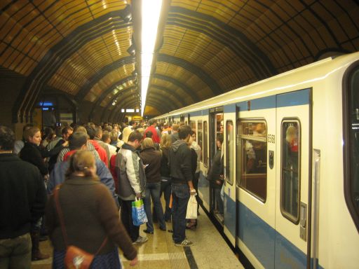 München, Deutschland, Oktoberfest 2008, Abreise U Bahn Station Theresienwiese