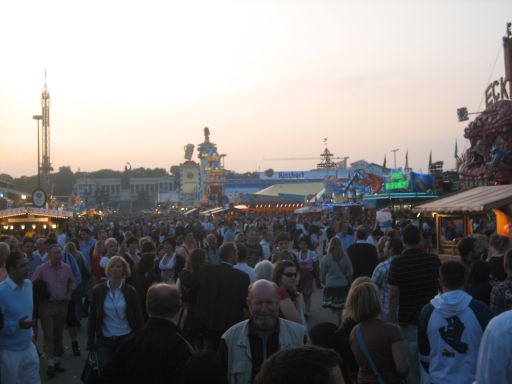 München, Deutschland, Oktoberfest 2009, Wiesn im Hintergrund die Bavaria