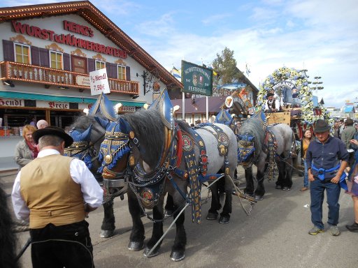 München, Deutschland, Oktoberfest 2012, Paulaner Pferdegespann mit Bierwagen