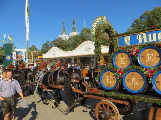 München, Deutschland, Oktoberfest 2015, Augustiner Bräu Pferdegespann mit Faßwagen