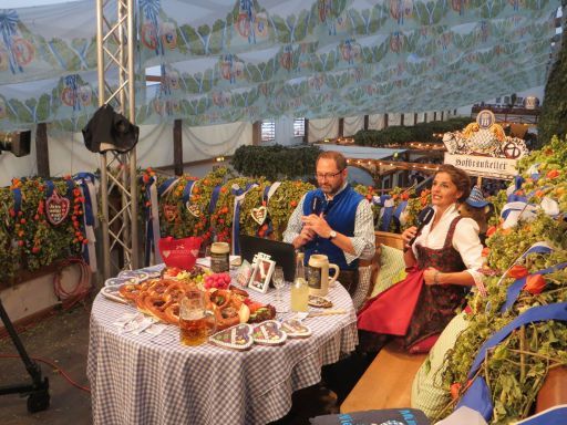 München, Deutschland, Oktoberfest 2015, münchen tv live von der Empore im Hofbräu Festzelt