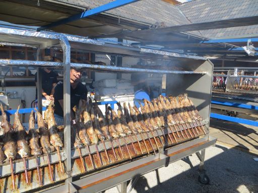 München, Deutschland, Oktoberfest 2015, Fischer Vroni mit Steckerlfische Makrele, Lachsforelle, Saibling oder Wolfsbarsch