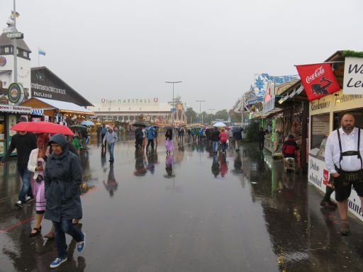 München, Deutschland, Oktoberfest 2016, Regenwetter 15 Grad Theresienwiese