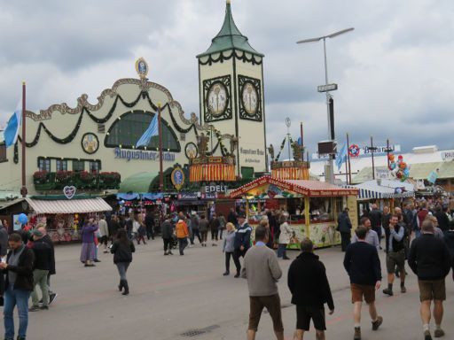 München, Deutschland, Oktoberfest 2017, Theresienwiese vor dem Augustiner Bräu Festzelt bei 15 Grad