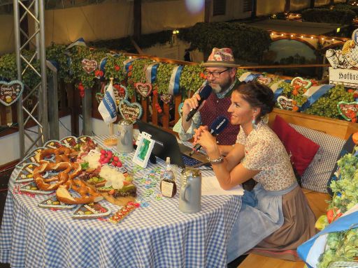 München, Deutschland, Oktoberfest 2017, münchen.tv Live aus dem Hofbräu Festzelt mit Marion und Alex