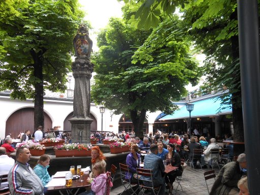 Weis(s)er Stadtvogel, München, Deutschland, Minga – Boarisch gredt, Hofbräuhaus Biergarten