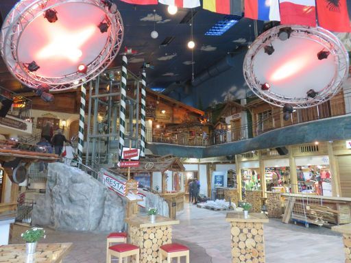 Alpenpark Neuss, ehemals allrounder Jever Fun Skihalle, Neuss, Deutschland, Empfangshalle mit Aufgang zum Restaurant und Eingang zum Selbstbedienungsrestaurant