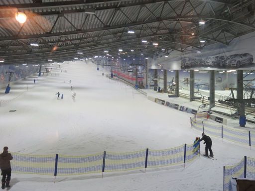 Alpenpark Neuss, ehemals allrounder Jever Fun Skihalle, Neuss, Deutschland, Blick auf die Piste mit abgesteckter Slalomstrecke