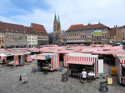 Altstadtführung, Nürnberg, Deutschland, Hauptmarkt mit Verkaufsständen