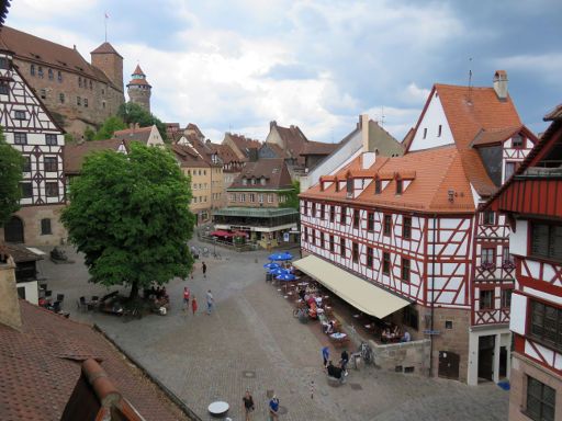 Altstadtführung, Nürnberg, Deutschland, Blick auf die Kaiserburg und das Albrecht Dürer Haus von der Altstadtmauer