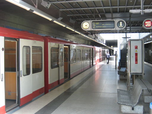 Nürnberg, Deutschland, Flughafen NUE Airport, vollautomatische U-Bahn Line 2 in der Haltestelle