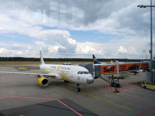 Nürnberg, Deutschland, Flughafen NUE Airport, vueling an einer Fluggastbrücke