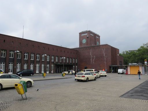 Oberhausen, Deutschland, Taxistand vor dem Bahnhof Oberhausen