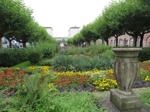 Oberhausen, Deutschland, Friedensplatz im Hinterrgrund Amtsgericht Oberhausen