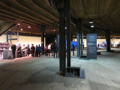 Gasometer, Oberhausen, Deutschland, Ausstellungsfläche im Erdgeschoß mit Souvenirshop und Café