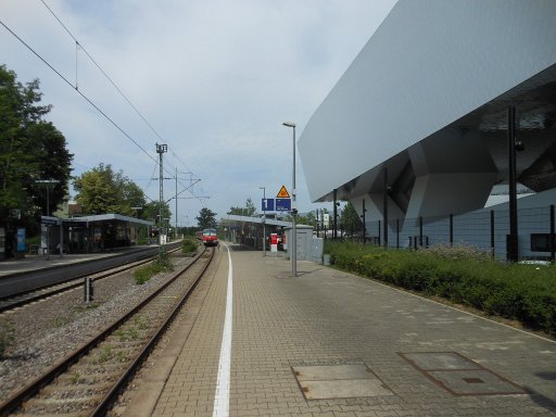 Porsche® Museum und Werkbesichtigung Stuttgart Zuffenhausen, S–Bahn Station Neuwirtshaus (Porscheplatz), Bahnsteig am Porsche Museum