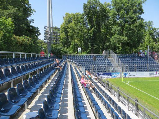 Karl Liebknecht Stadion, Potsdam, Babelsberg, Deutschland, Block G und einklappbare Flutlichtanlage