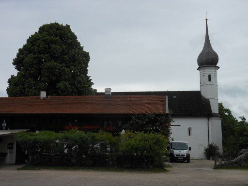 Prien am Chiemsee, Deutschland, Romanische Kirche und Mesner Stub’n Urschalling